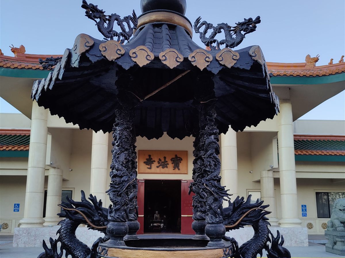 寶法寺山門與香爐